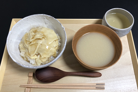 湯葉のあんかけ丼、みそ汁（具なし）