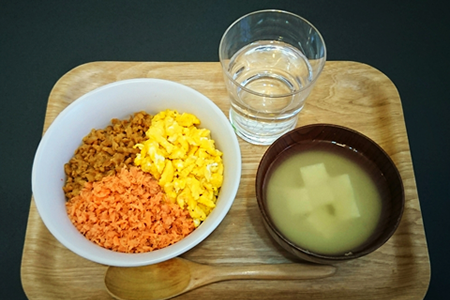 三色丼(鮭フレーク、いり卵、鶏そぼろ)、みそ汁（豆腐）