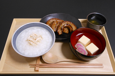 ささみかゆ、車麩の煮物、すまし汁（なると巻き、卵豆腐）