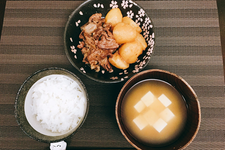 やわらかめの白米、牛モモ肉(薄切り)とジャガイモの煮物(肉じゃが風)、味噌汁(豆腐)