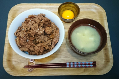 牛丼(牛モモ肉)、卵黄、味噌汁(豆腐)