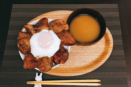 豚丼(豚モモ肉)、目玉焼き、味噌汁(具なし)