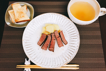 豚丼(豚モモ肉)、目玉焼き、味噌汁(具なし)