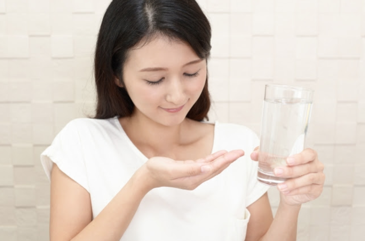 整腸剤を飲む女性