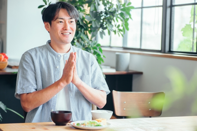 食事をする男性