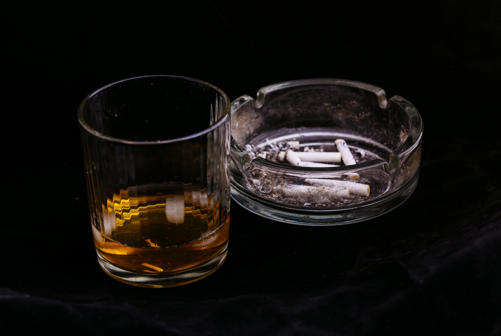 灰皿とウイスキー