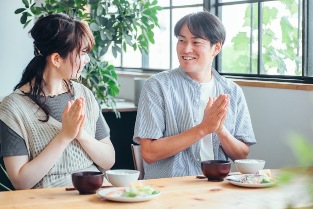 食事をする男女