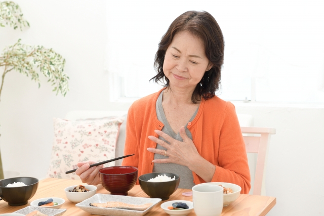 食が進まない高齢女性