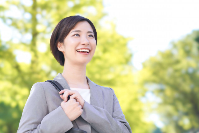 笑顔の出勤する女性