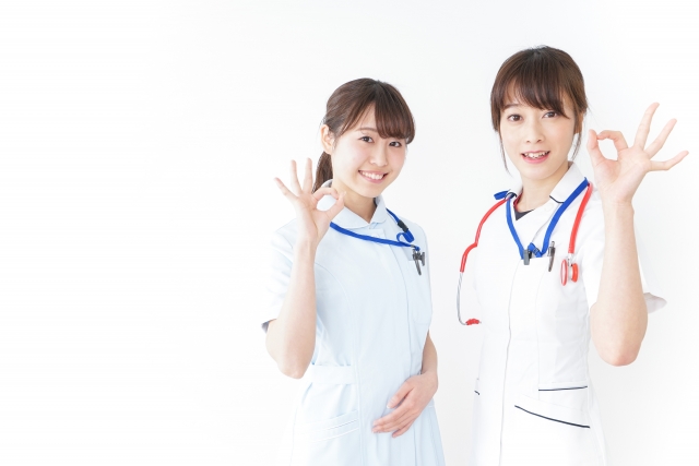 2人の女性看護師