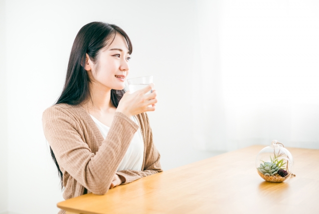 水を飲む女性