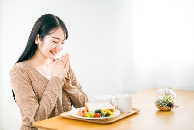 パンを食べる女性