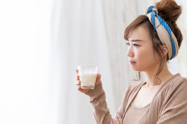 牛乳を飲む女性