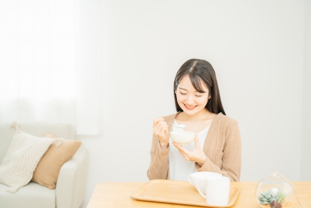 ヨーグルトを食べる女性