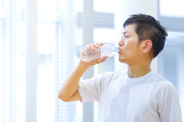 水を飲む男性