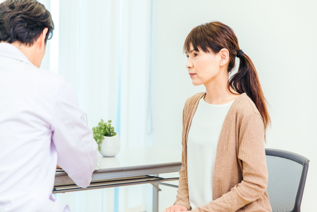 医師の診察を受ける女性患者