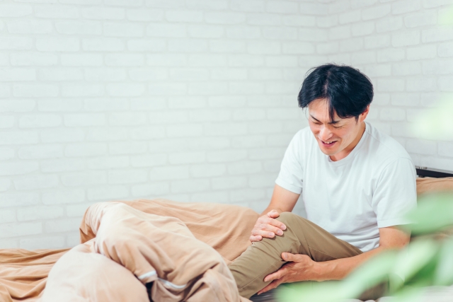 足が痛む男性