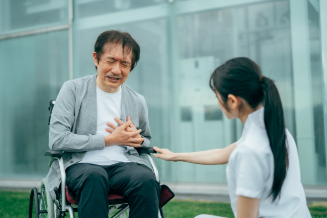 胸が痛い中年男性