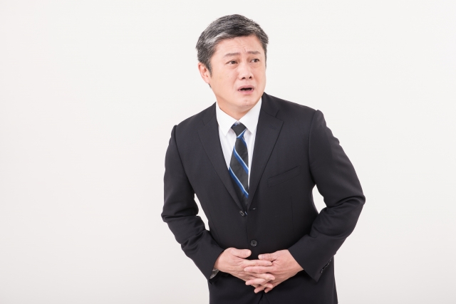 腹痛のビジネスマン