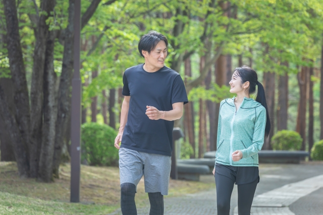 ウオーキングをする男女