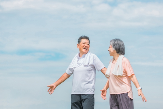 深呼吸をする高齢夫婦