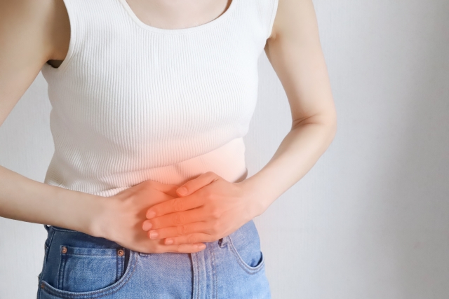 腹痛の女性