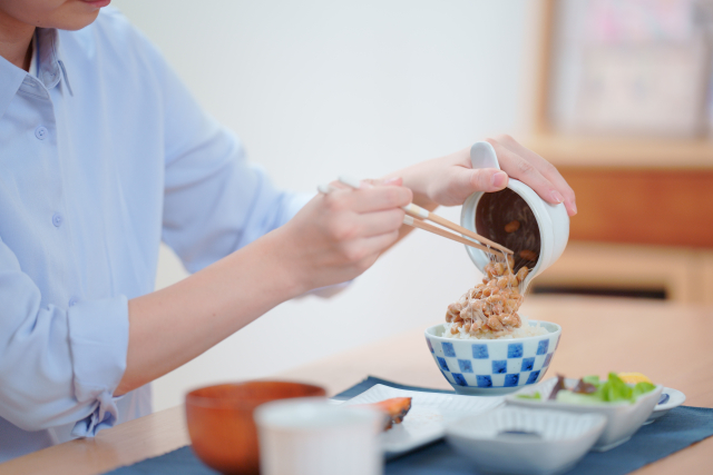 納豆をご飯にかける