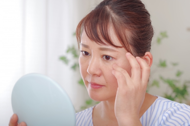 シワを気にするシニア女性