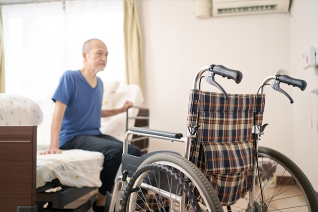 車椅子と老人