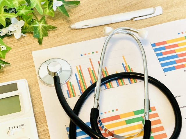 聴診器とグラフ